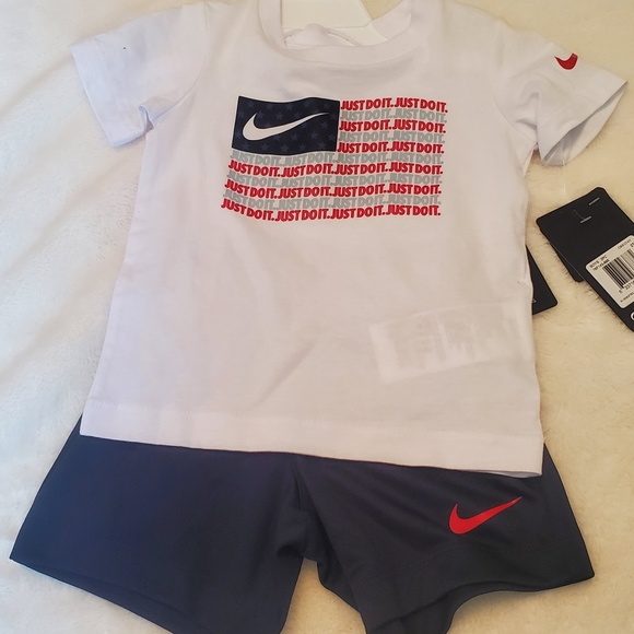 *SOLD* Boys 2 Piece Nike Shirt & Shorts Set - Picture 8 of 8